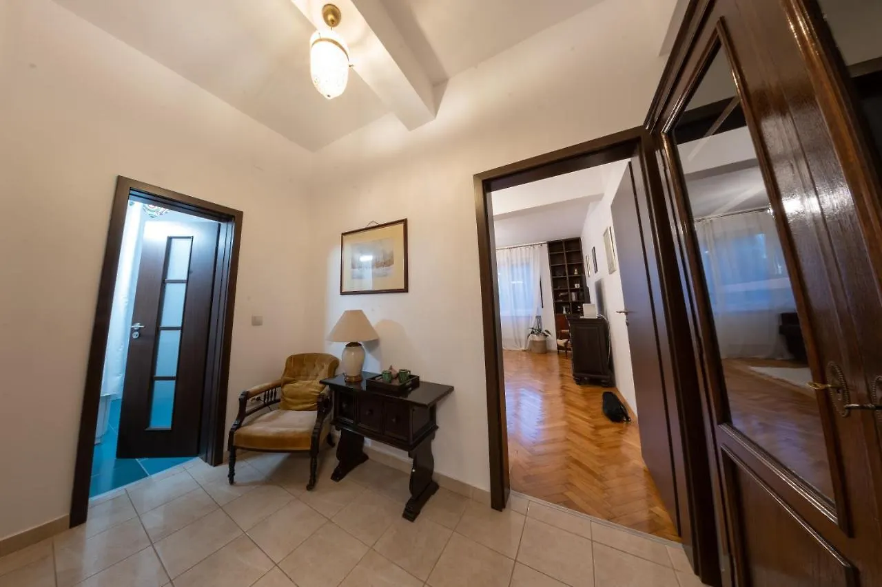 شقة بوخارست  في Rare Vintage 1Br Apt W Balcony & Self Check In