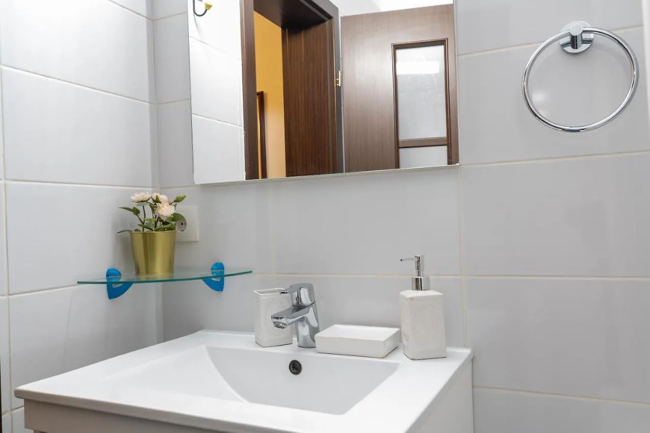 شقة بوخارست  في Rare Vintage 1Br Apt W Balcony & Self Check In